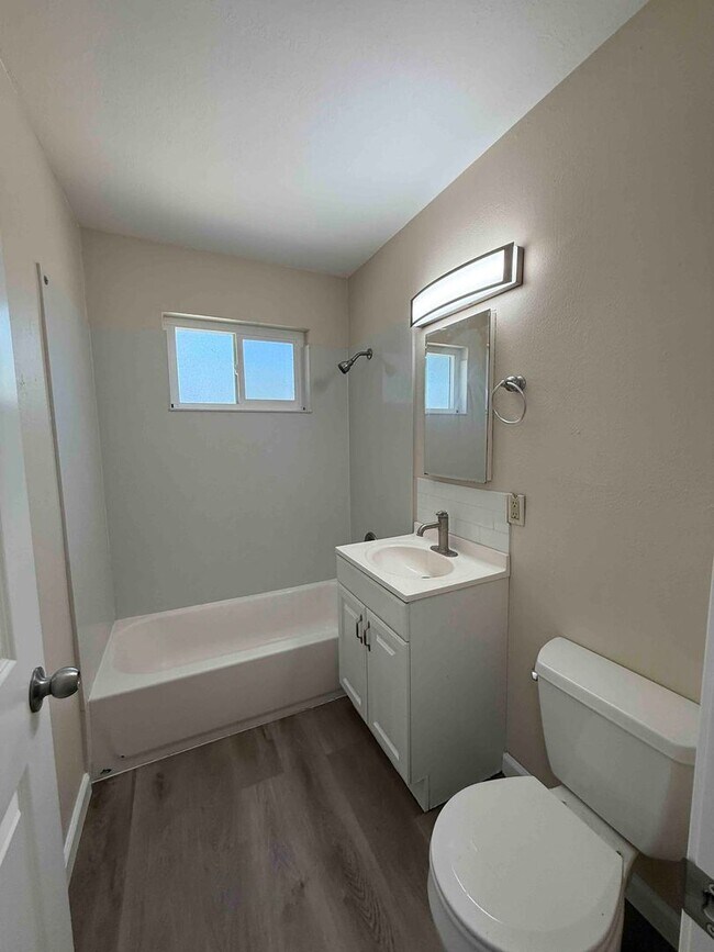 Building Photo - Great 2 Bedroom Duplex