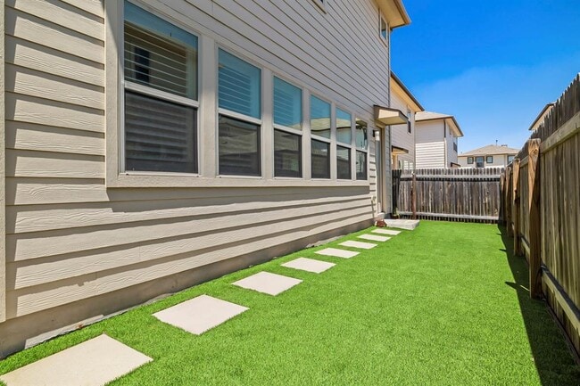 Building Photo - 9105 Garnet Dr