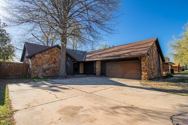 Building Photo - 3 Bed 1.5 Bath in Carl Albert School District
