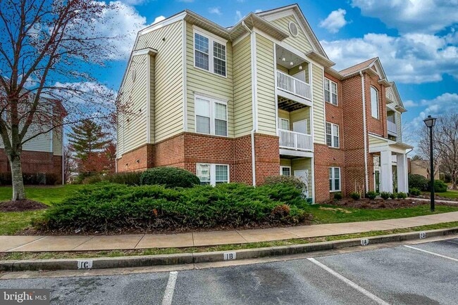 Building Photo - 8202 Blue Heron Dr