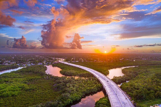 Building Photo - 156 SW Peacock Blvd