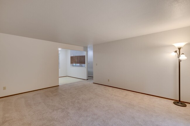 Building Photo - 3 Bedroom Rambler in Kirkland with Large Y...