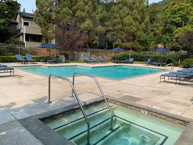 Building Photo - 515 Canyon Oaks Dr
