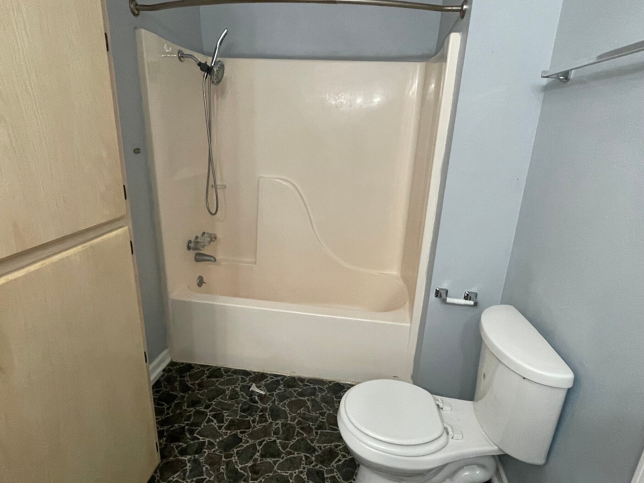 Building Photo - 301 E Cedar St