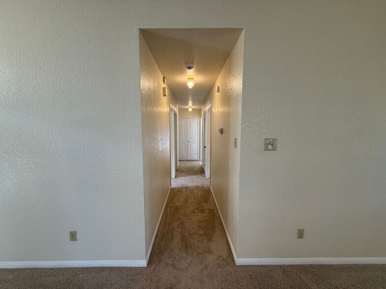 Building Photo - 1815 Diana Ln