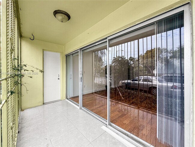 Building Photo - 520 NE 38th St