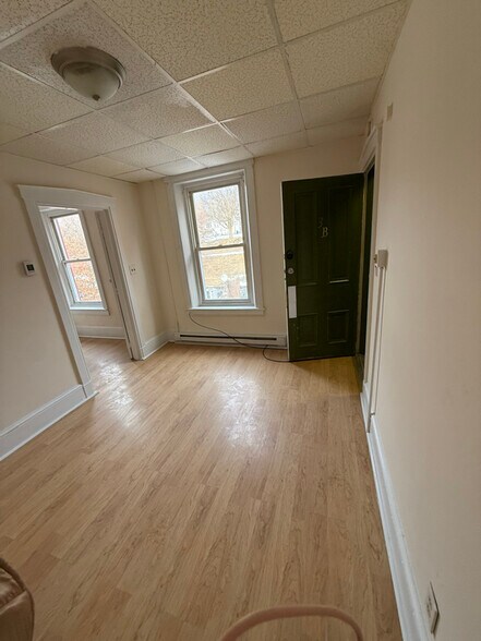 Building Photo - 1047 Penn St