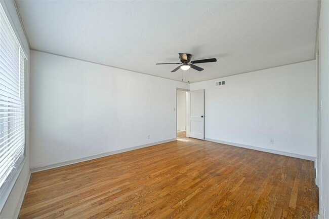 Building Photo - 2312 N Warren Ave