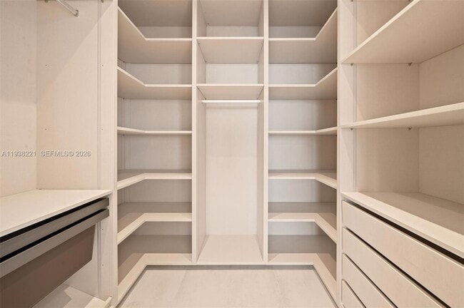 Building Photo - 700 NE 24th St