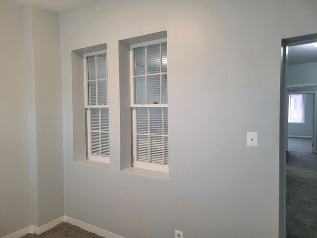 Building Photo - Spacious 3 BR/2 BA Townhome  in Greenway!
