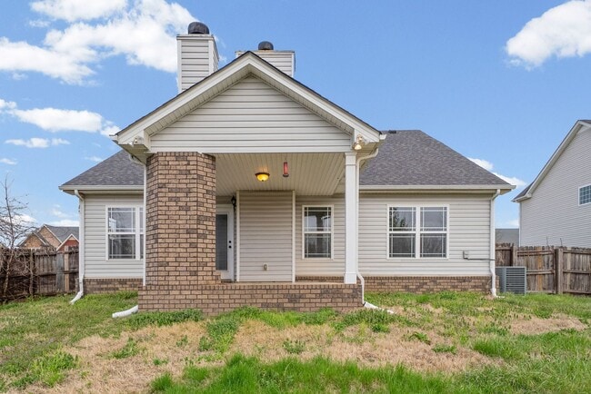 Building Photo - Three Bedroom with Bonus!