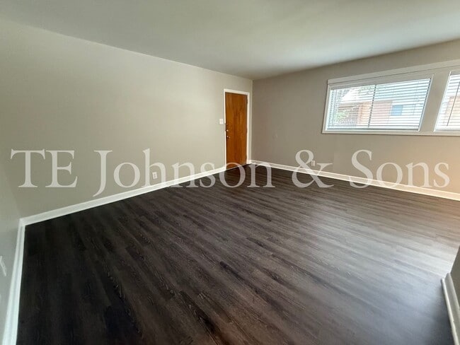 Building Photo - 2 Bedroom Salem View Apartment!