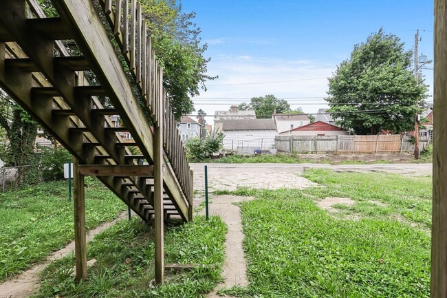 Building Photo - 987 Lilley Ave