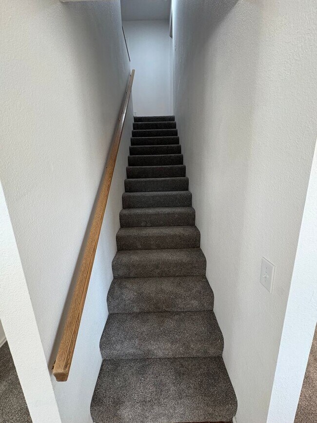 Building Photo - Fully Renovated 3 Bed 2.5 Bath Townhome w/ 1 Car Garage & Yard!