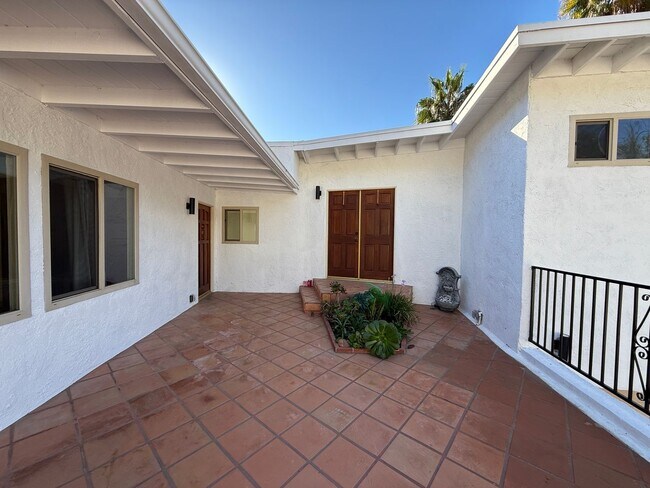 Building Photo - Ventura Hillside Beauty with 3 bedrooms, a...