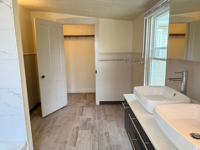 Building Photo - Spacious 3 bedroom 1 Bathroom Home in Manh...
