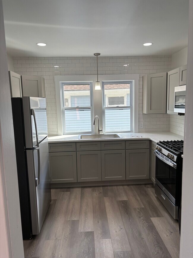 Fully renovated kitchen - 903 Northland Ave