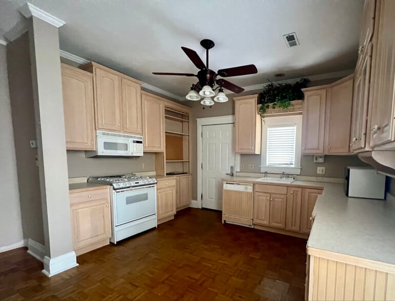 Building Photo - 1112 E Walnut St