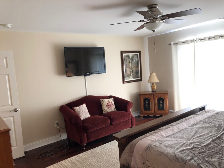 Master bedroom - 235 N Whittaker St