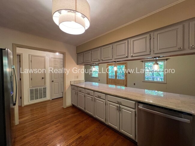 Building Photo - Nature Lover's Paradise-Easy Access to Vin...