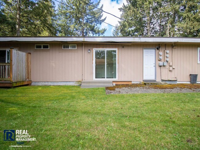 Building Photo - Renovated 1BR w/ Patio, Yard Access & Pet-Friendly Living!