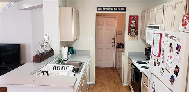 Building Photo - 3 Bedroom, 3.5 Bathrooms - 2 Car Garage - ...