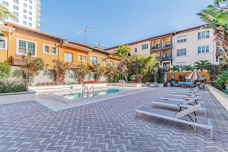 Swimming Pool - 200 4th Ave S