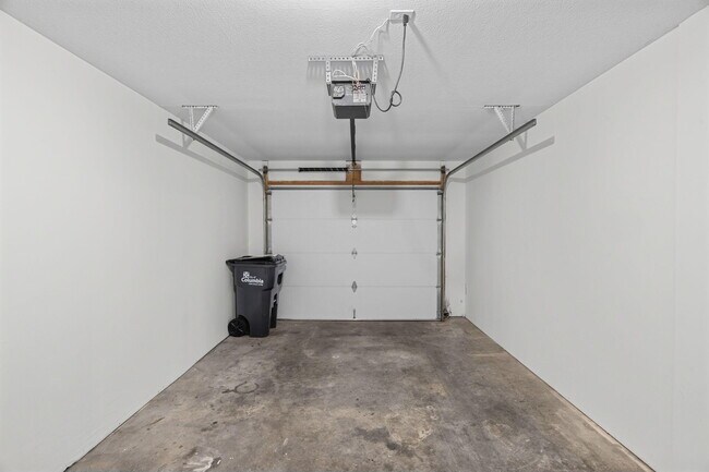 Building Photo - 3503 La Mesa Dr