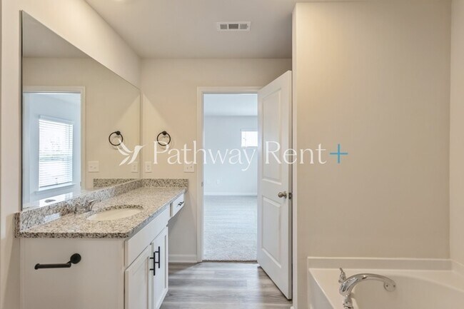 Building Photo - 608 Mackenzie Cv