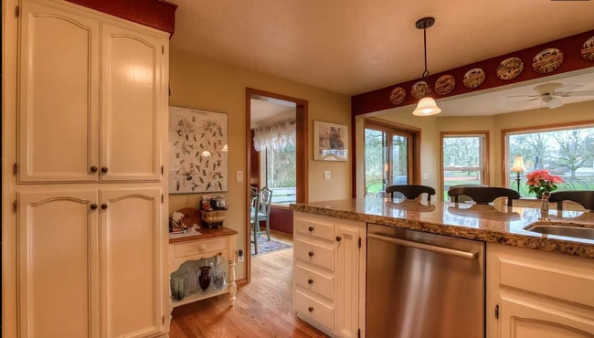 Building Photo - 4bd/3ba HUGE Home w/Hardwood Floors, Russi...