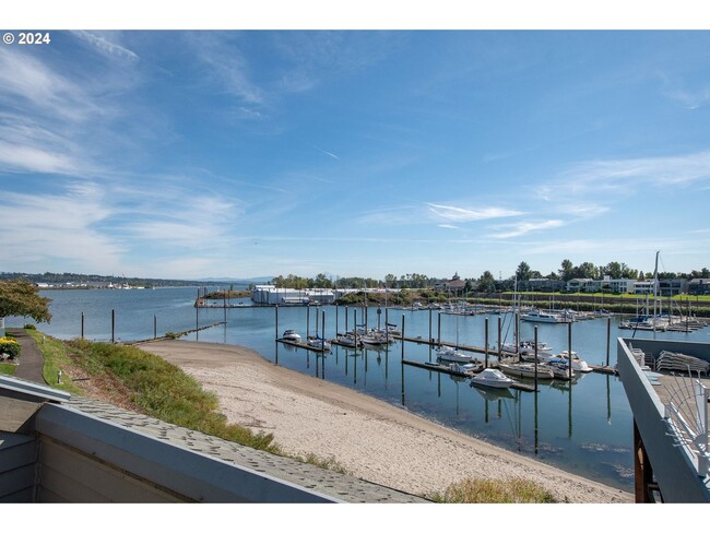 Building Photo - Beautiful 1Bd/1.5Ba Waterfront Condo ~ Gre...