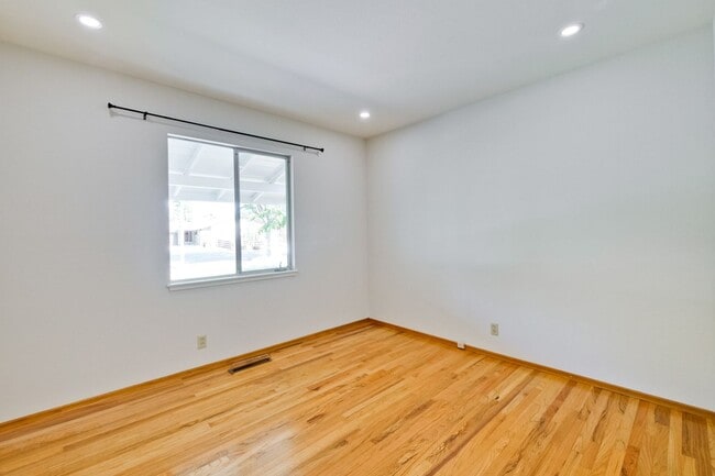 Building Photo - 1534 Crespi Dr