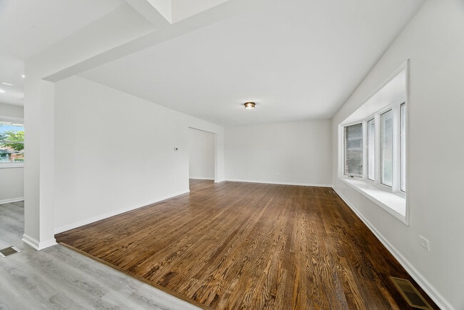 Building Photo - 554 E 168th Pl