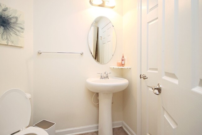 Building Photo - Small Pet-Friendly End-Unit Pantops Townhome