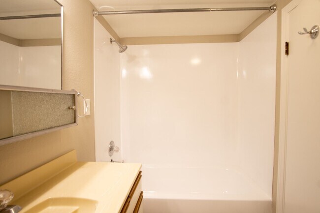 Building Photo - Great NW Location: Spacious 1 Bedroom Ready Now!