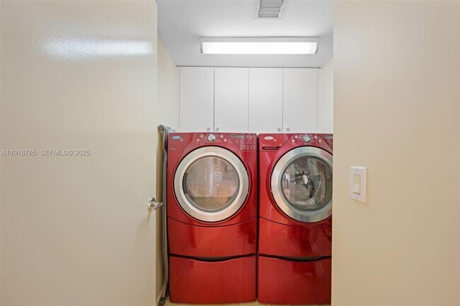 Building Photo - 16445 Collins Ave