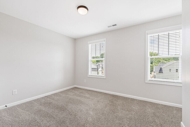 Building Photo - Nearly New 3 Bedroom home minutes to downt...