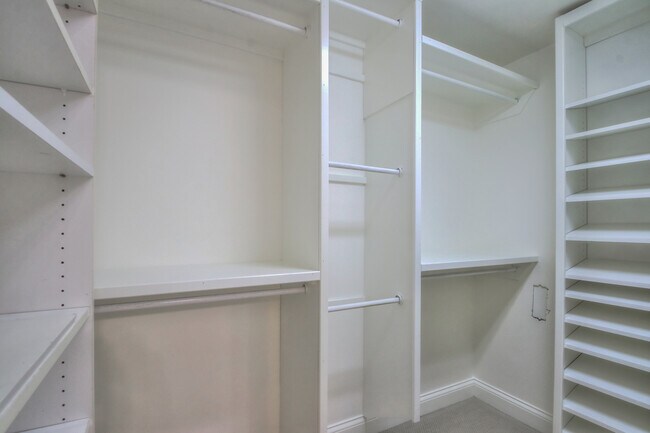 Building Photo - 4335 N Chapel Rd