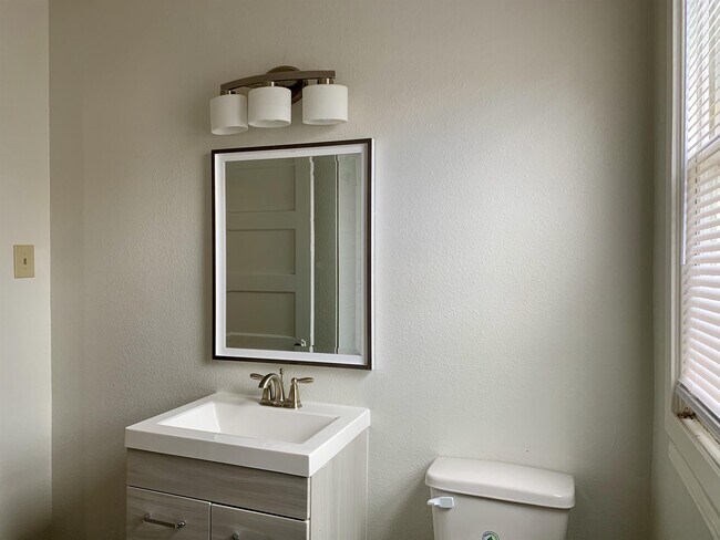 Building Photo - 513 Eleanor Ave