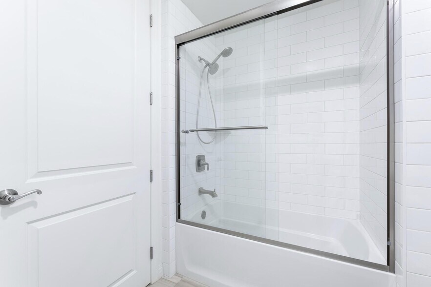 Building Photo - 5253 Vantage Ave