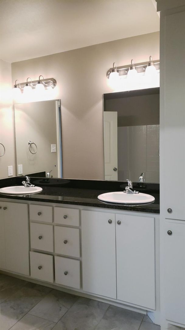 Building Photo - Luxury Duplex in Stonewood Estates
