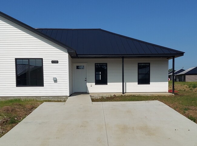 Primary Photo - 1707 Soaring Ct