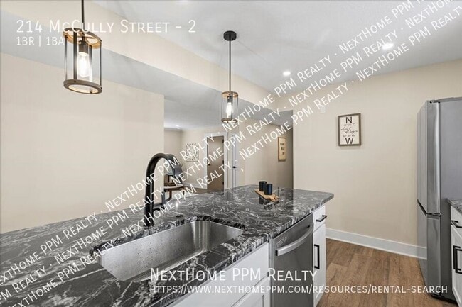 Building Photo - 214 McCully St