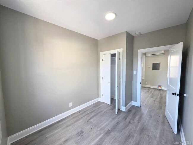 Building Photo - 147 Jericho Tpke