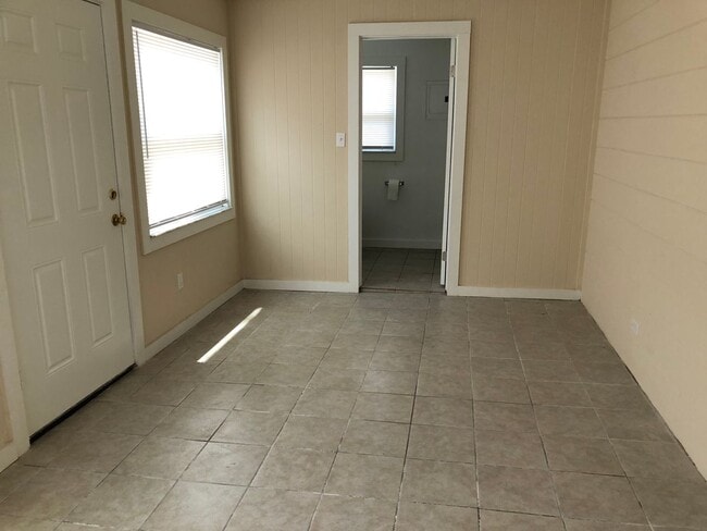 Building Photo - Quaint 2/1.5 bath home