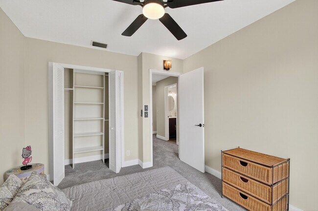 Building Photo - 2703 Maplewood Dr