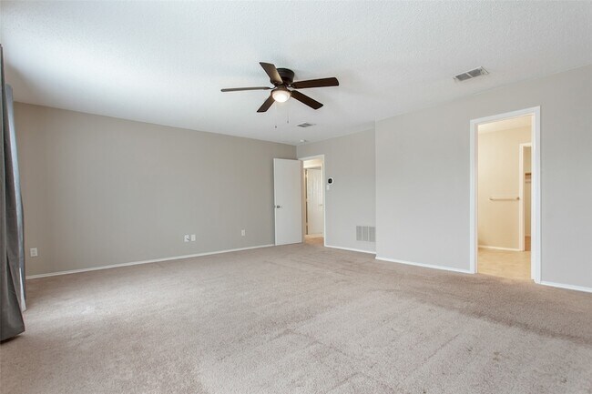 Building Photo - 2700 Peach Dr