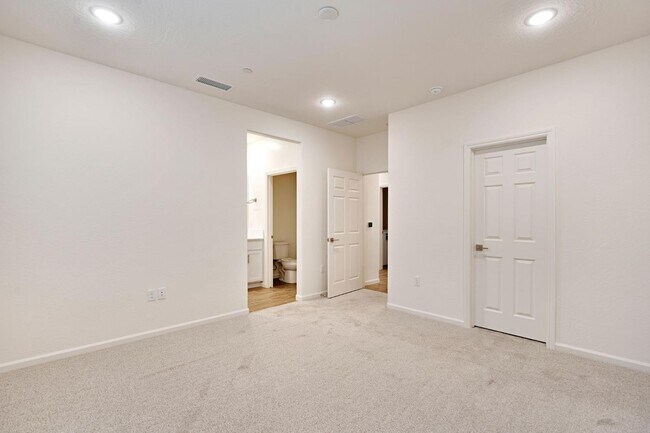 Building Photo - 2143 N Renn Ave