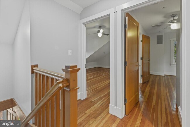 Building Photo - 915 Jackson St