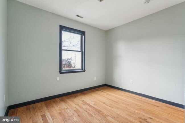 Building Photo - 1930 N Gratz St